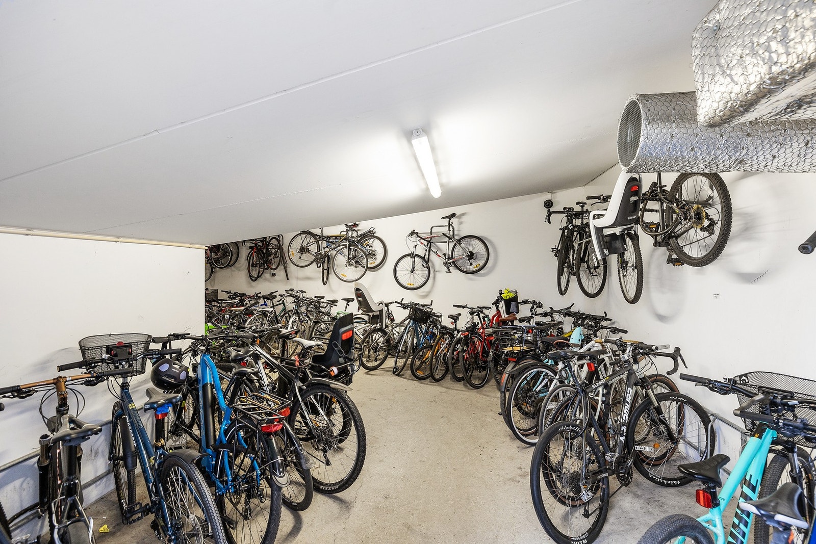 Det er innendørs sykkelparkering i bygget. Galleribilde