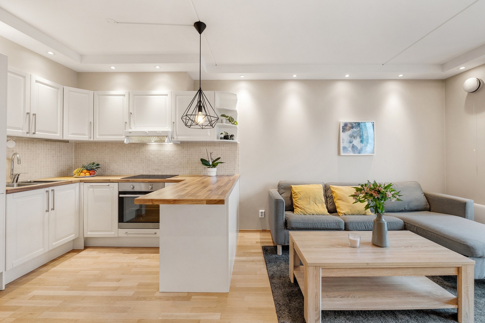 Velutstyrt kjøkken med praktisk halvøy. Galleribilde