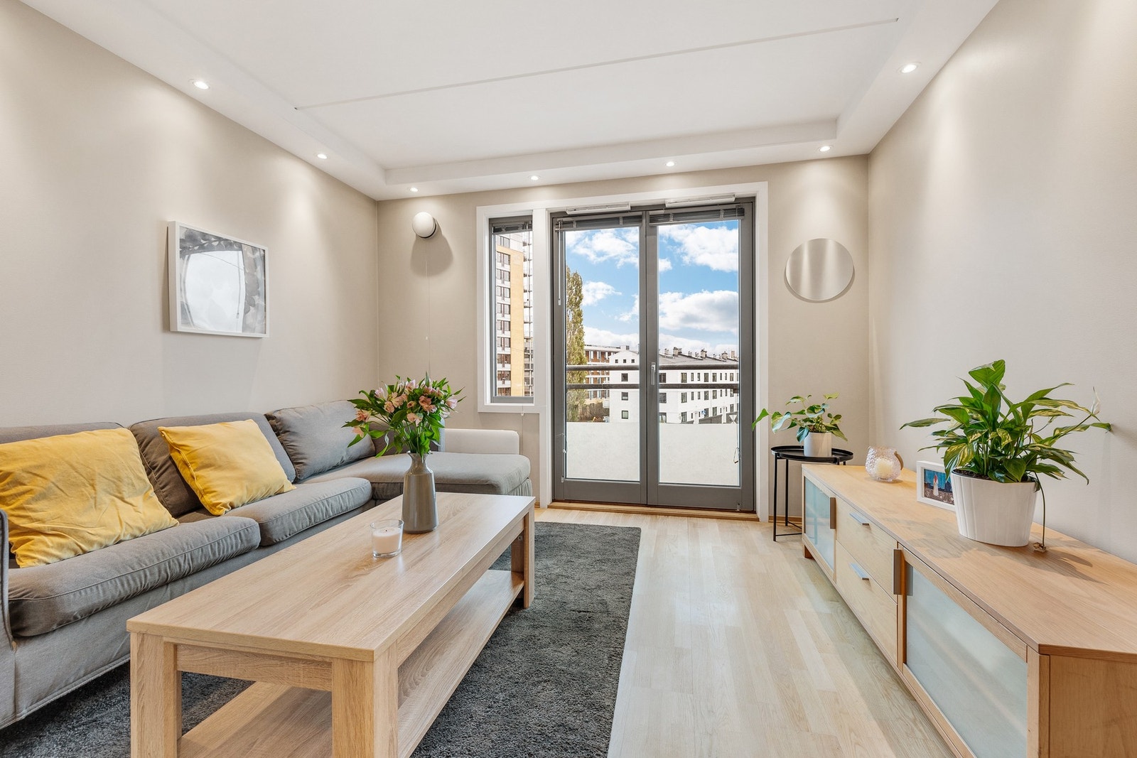 Lys stue med mye naturlig lys fra store vindusflater. Galleribilde