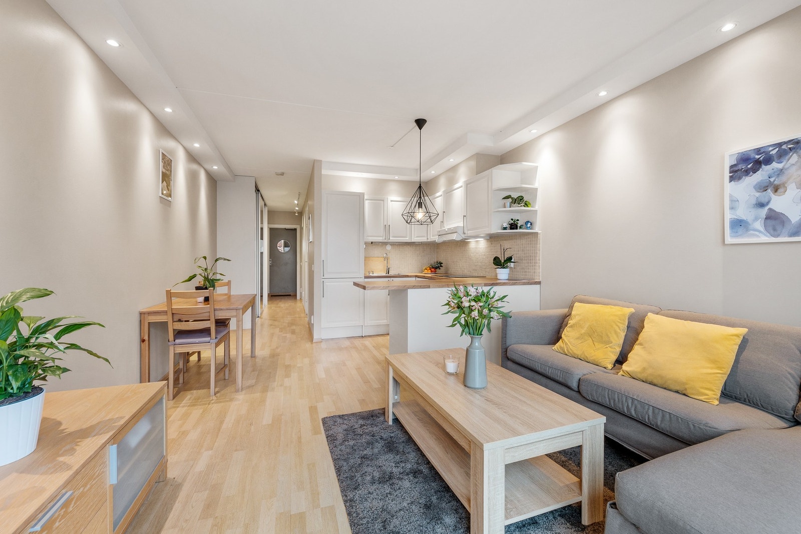 Planløsningen er gjennomgående med parkett på gulv. Galleribilde