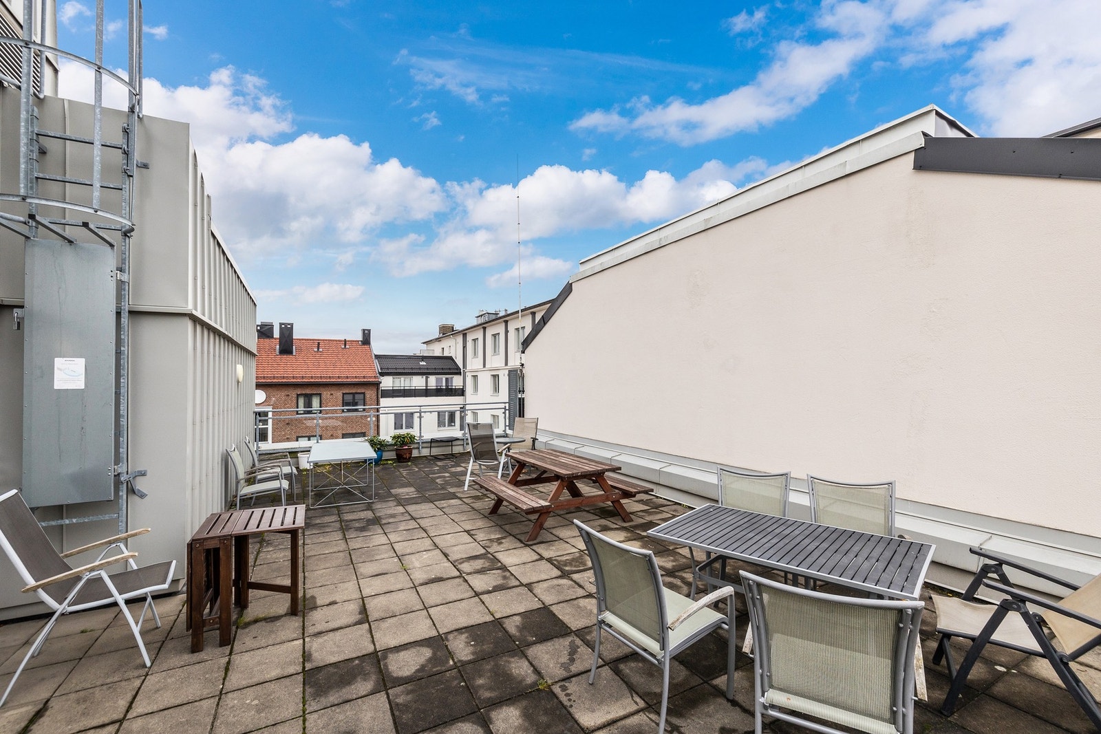 På taket har beboerne en felles takterrasse med flere sittegrupper. Galleribilde