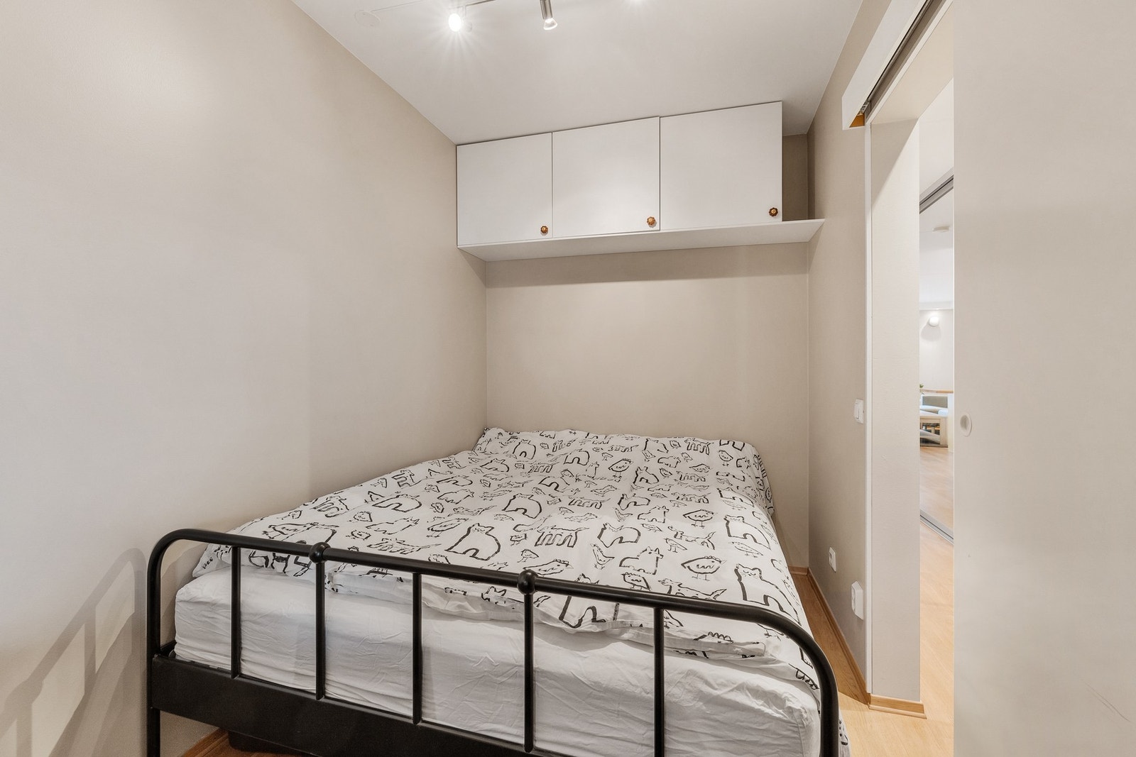 Soverom med plass til dobbeltseng og oppbevaring. Galleribilde