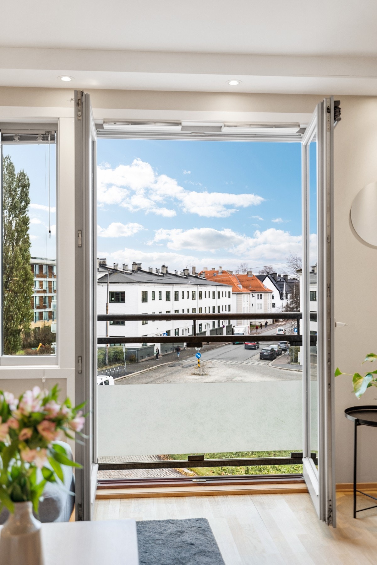 Fransk balkong med utsikt over ditt nye nærområde. Galleribilde