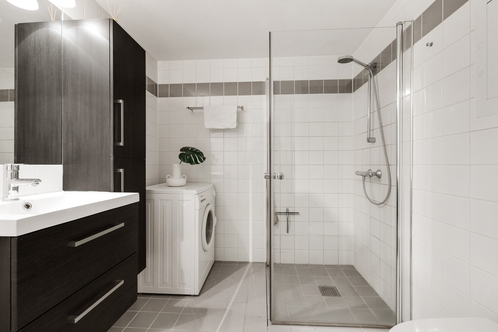 Flott, flislagt baderom med varme i gulvet. Galleribilde