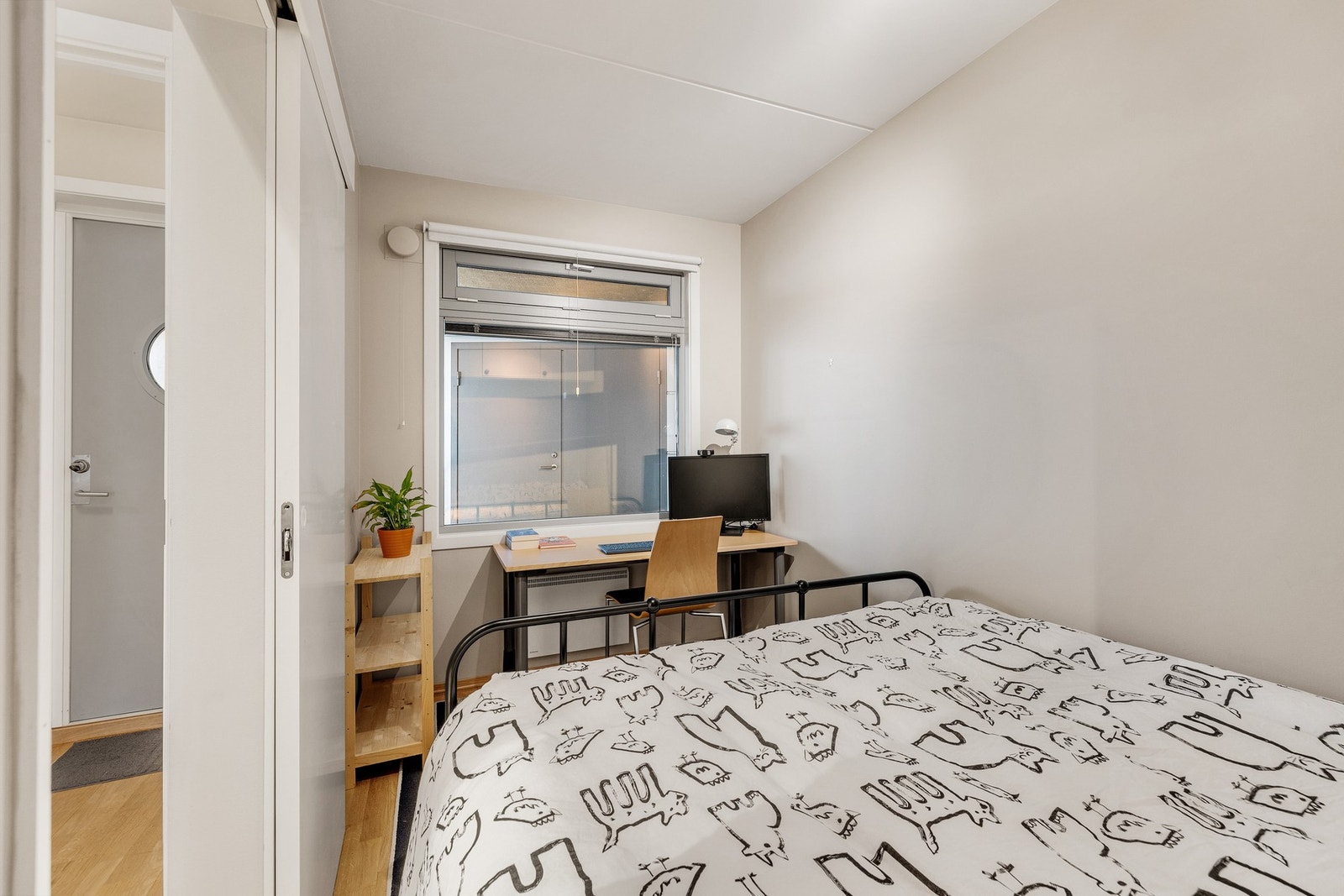 Det er også plass til en skrivepult ved vindusposten. Galleribilde