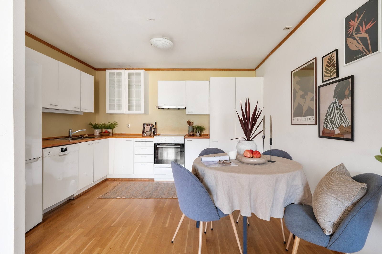 Lys og tidløs kjøkkeninnredning. Galleribilde