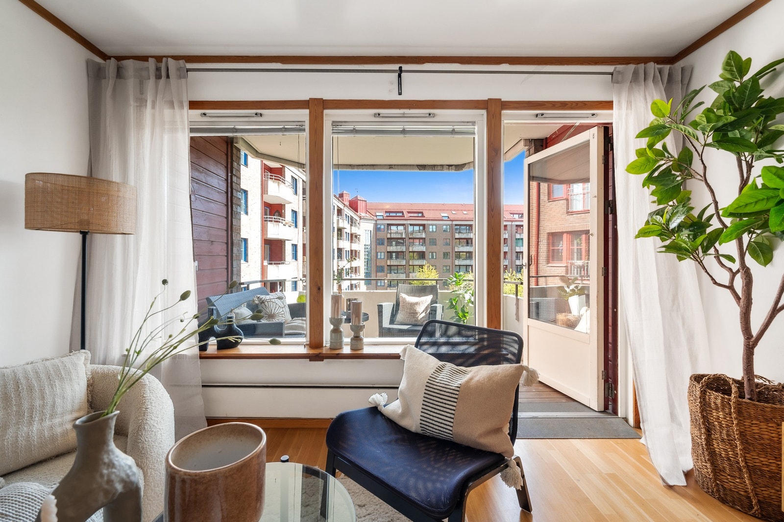 Fra stuen er det utgang til balkong. Galleribilde