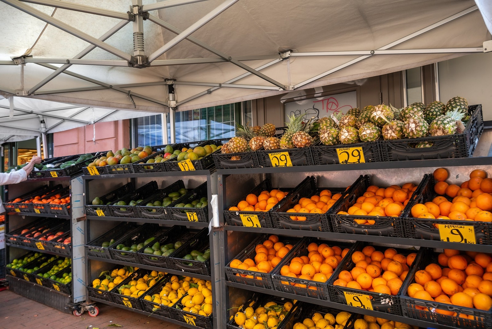 Fra boligen er det kort avstand til dagligvarehandler, både de store kjedene som Kiwi og Rema 1000, men også lokale handler. Galleribilde