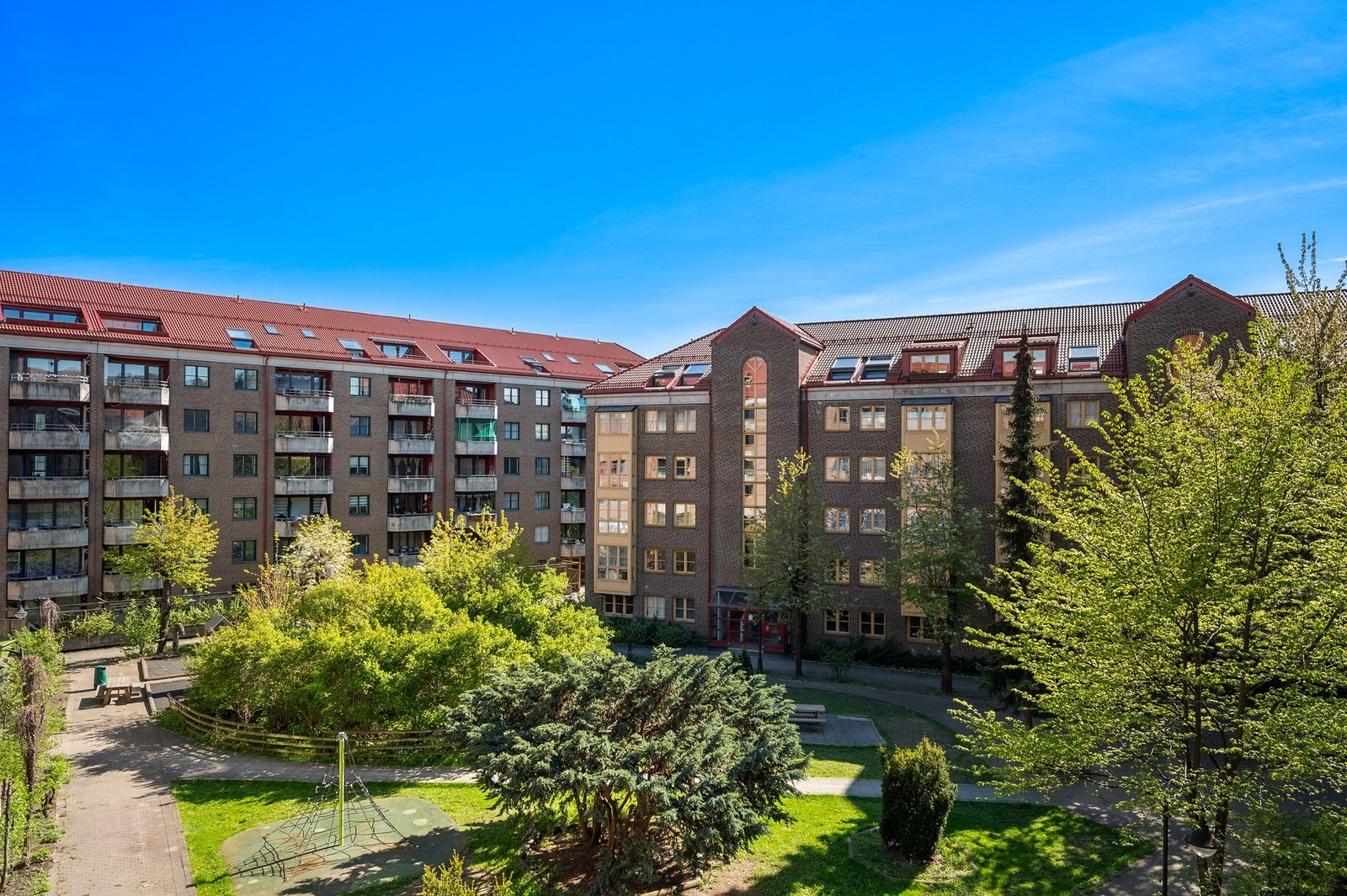 Fra balkongen er det hyggelig utsyn over bakgården. Galleribilde