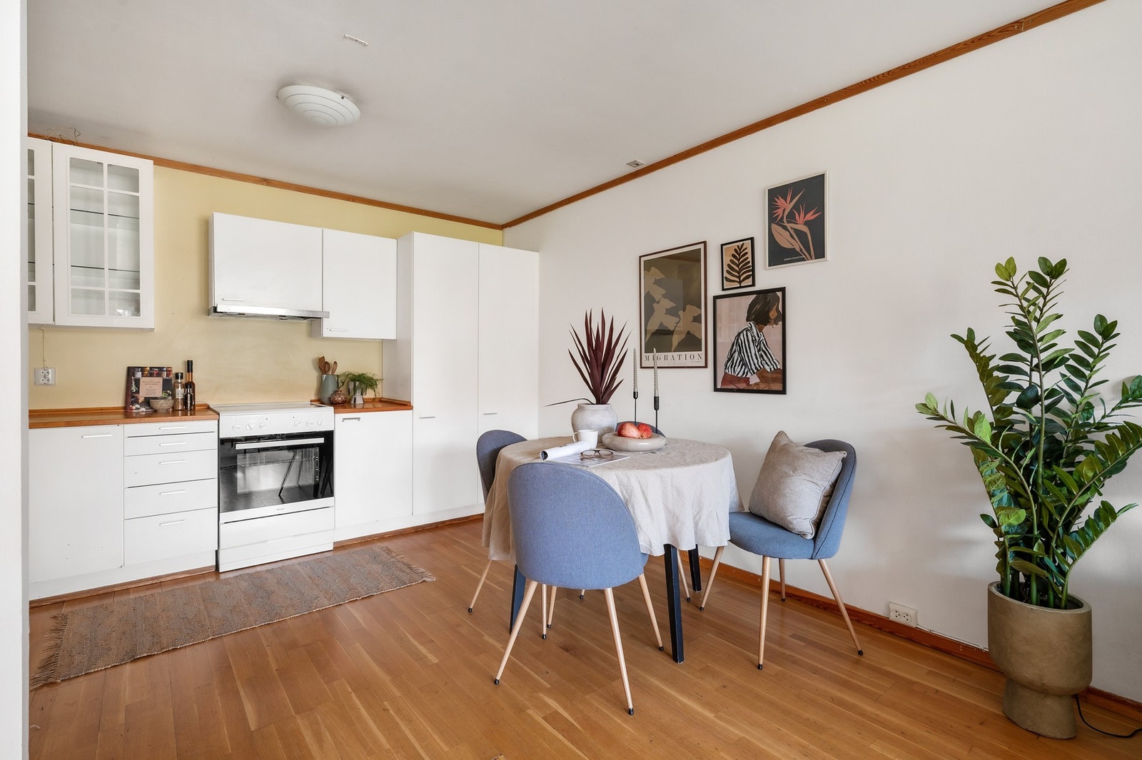 Naturlig sone for spisebord i tilknytning til kjøkkenet. Galleribilde