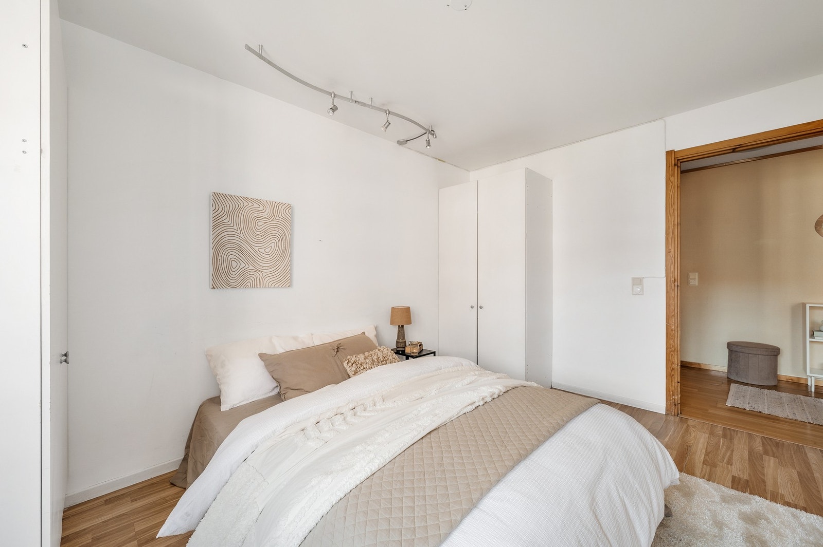 Soverommet er utstyrt med to garderobeskap som gir rikelig med oppbevaringsplass. Galleribilde