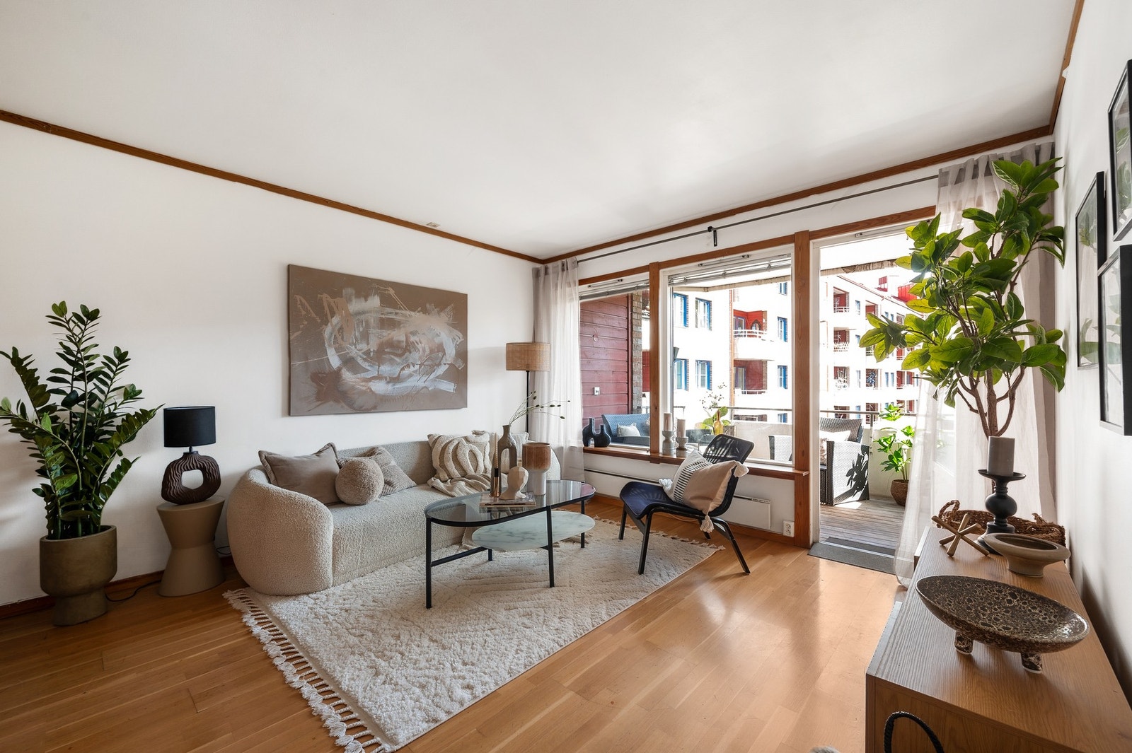 De store vindusflatene gir godt med naturlig lys til rommet. Galleribilde