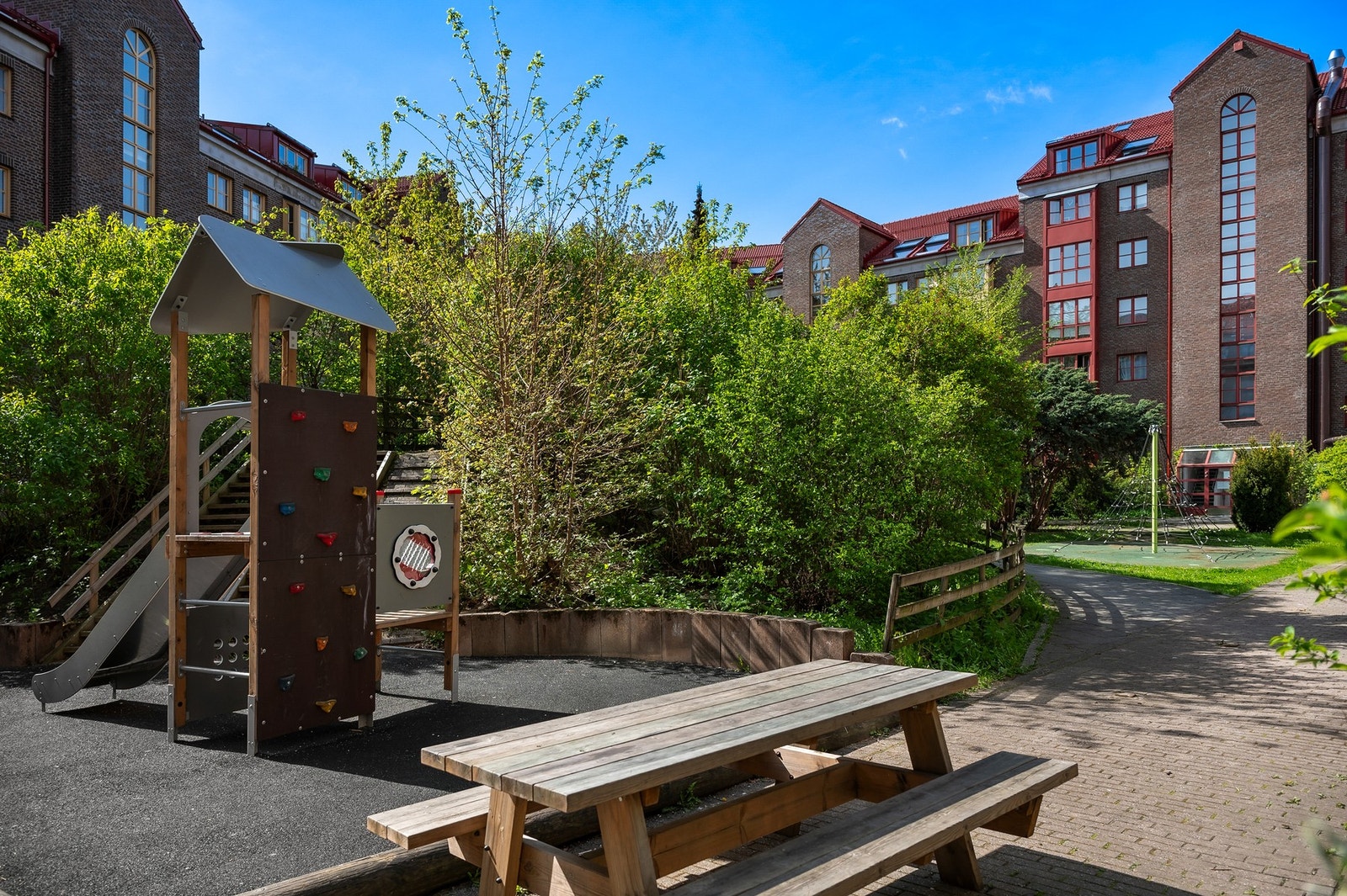 Bakgården. Galleribilde