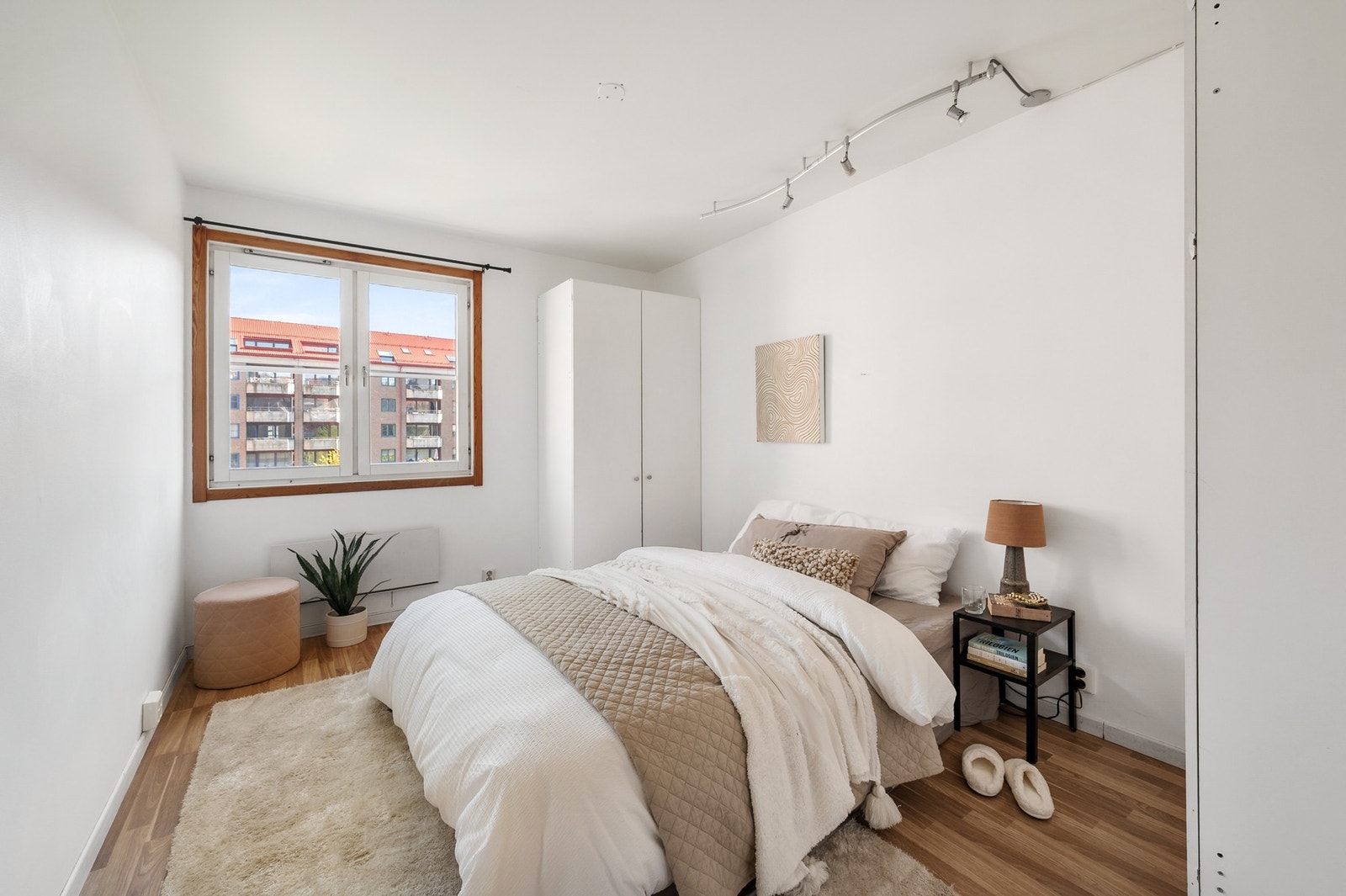 Innbydende og lyst hovedsoverom med plass til dobbeltseng og tilhørende nattbord. Galleribilde