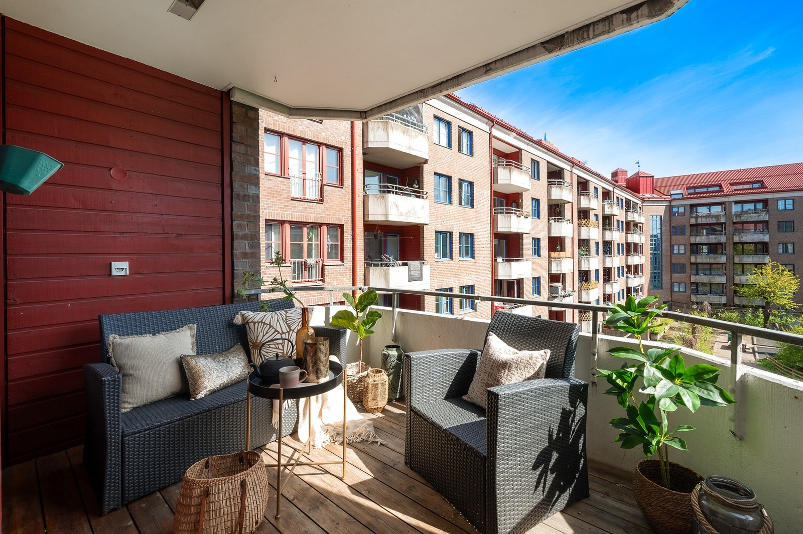 Balkongen er på ca. 7 kvm, her er det god plass å innrede med utemøblement. Galleribilde