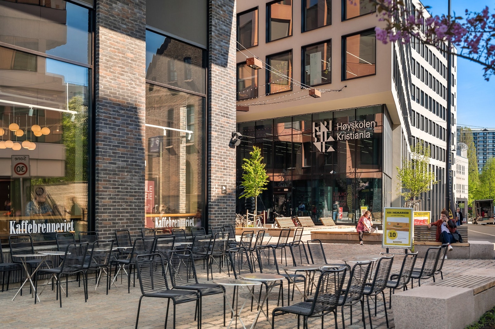 Nærområdet byr på en rekke hyggelige kaféer, restauranter og serveringssteder, Galleribilde