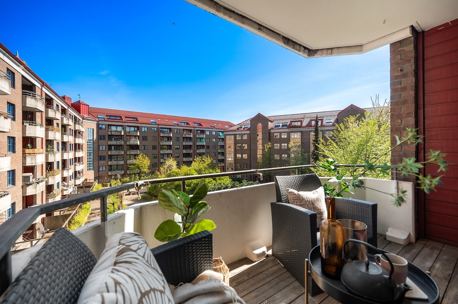 Velkommen til Motzfeldts gate 7, Leiligheten i sin helhet vender ut mot frodig bakgård. Galleribilde