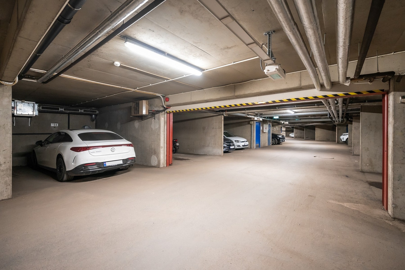 Sameiet har garasjekjeller. Plassene kan selges separat, så her er det mulig å kjøpe plass om det kommer for salg. Galleribilde