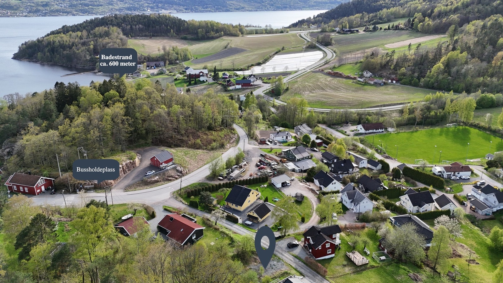 Hyggen er kjent for sin flotte beliggenhet, med nærhet til både lokale butikker, grøntområder og naturskjønne turmuligheter. Galleribilde