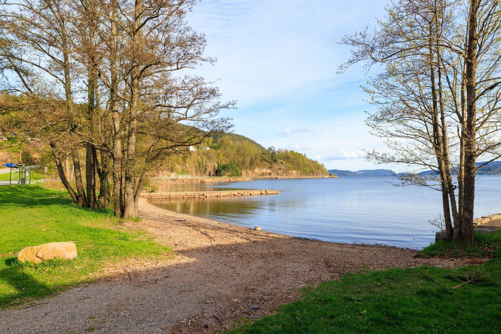 Hyggenstranden ligger ved sentrumsområdet og er en nydelig strand opparbeidet med plen og sittegrupper. Galleribilde