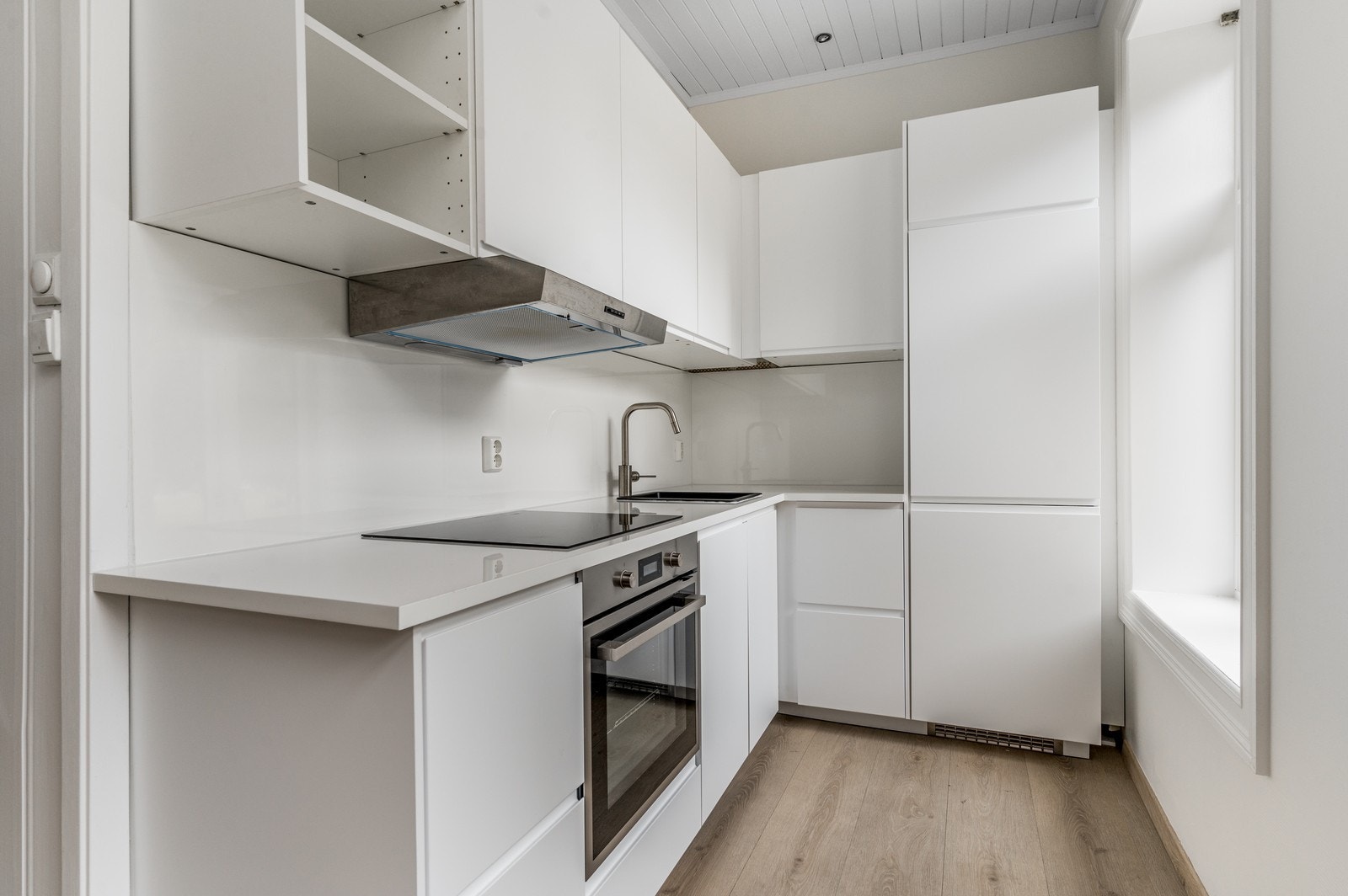 Nyere kjøkken med integrerte hvitevarer og god skapplass Galleribilde