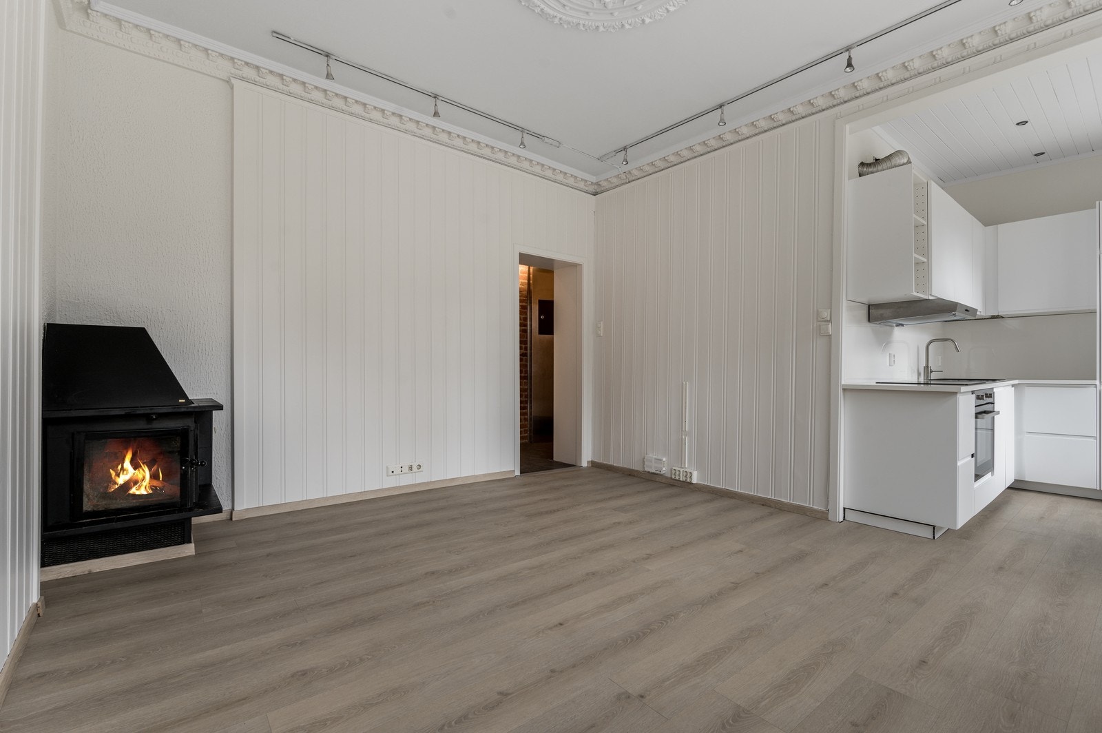 Hyggelig stue med peis og stukkatur Galleribilde