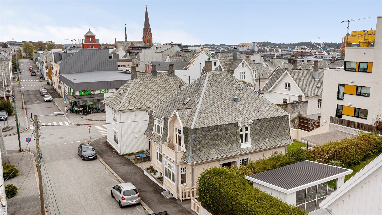 Breidablikgata 194 ligger midt i smørøyet i Haugesund - I et etablert og hyggelig nabolag like utenfor bykjernen. Nærmeste matbutikk er Kiwi, som ligger rett ned i gata. Galleribilde