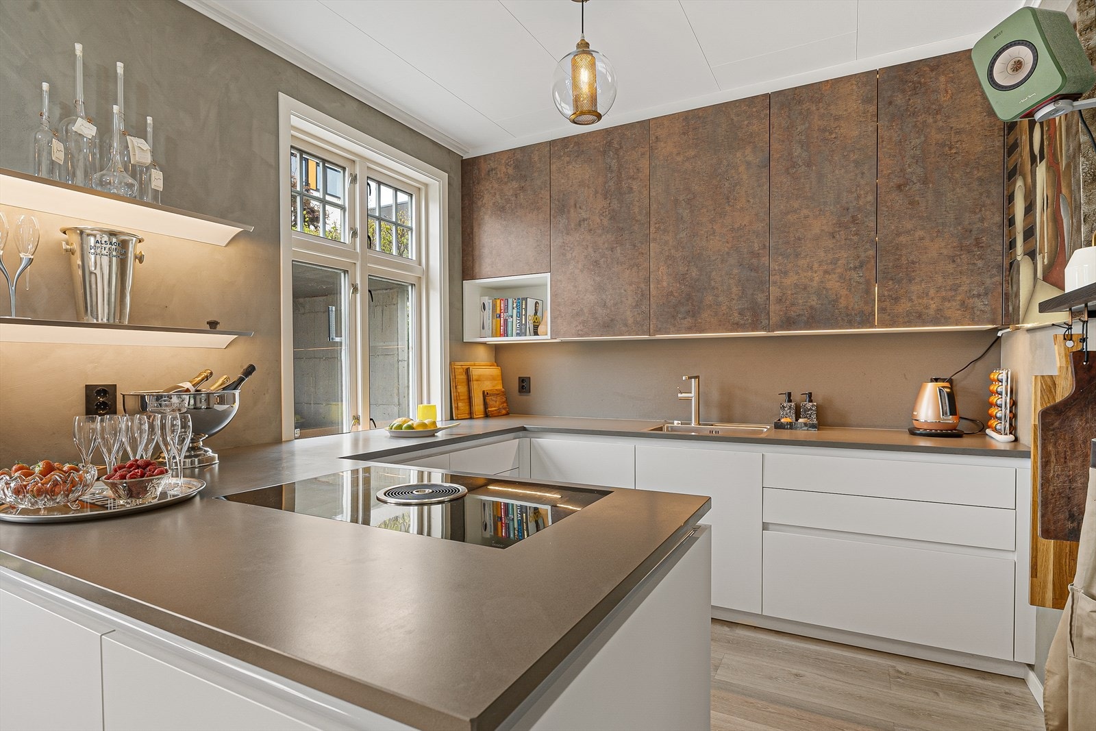 Kjøkkeninnredningen er fra 2018 og har glatte fronter og delikat benkeplate i silestone. Galleribilde