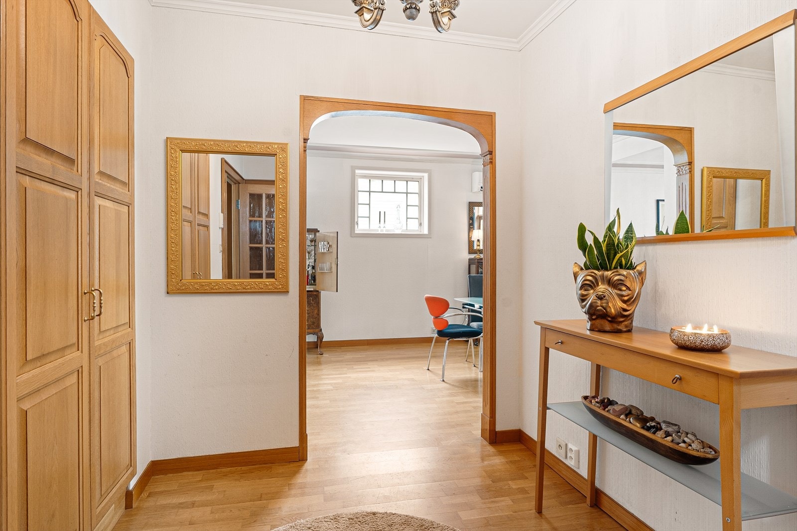 Hall mot stue/spisestue. Galleribilde