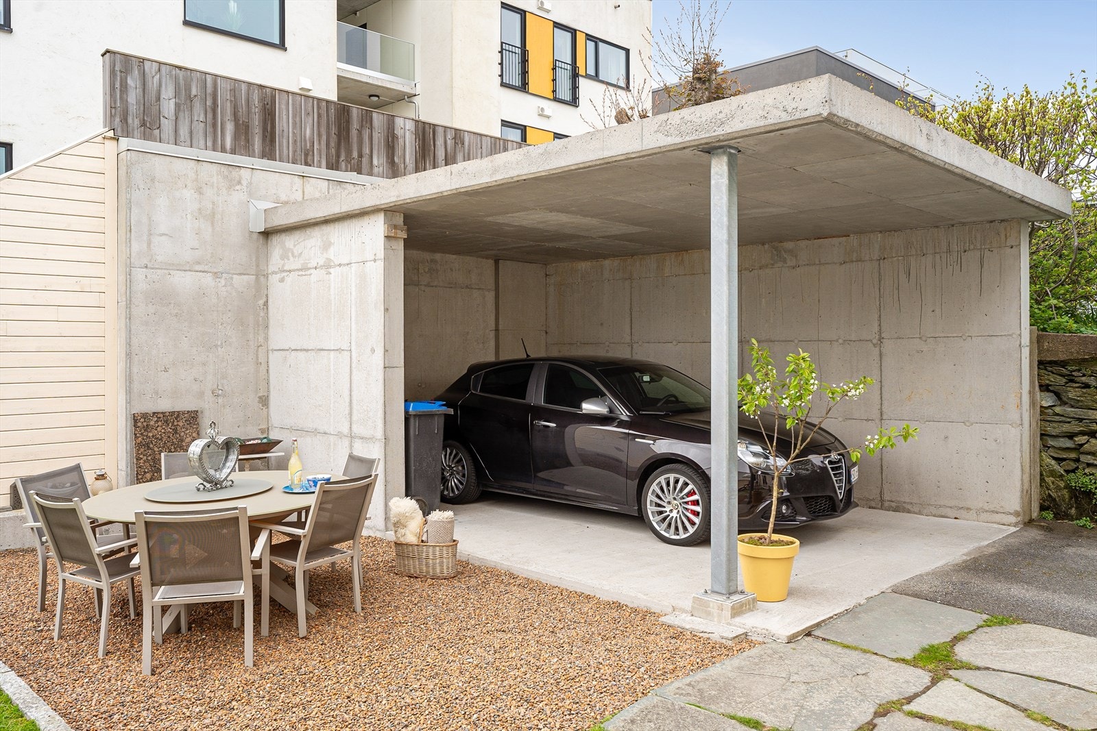 Det er gode parkeringsmuligheter i garasje, carport og asfaltert gårdsrom/innkjørsel. Galleribilde