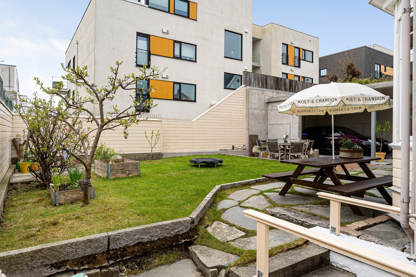 Eiendommen er nydelig opparbeidet med en lun og frodig hage/uteplass. Galleribilde
