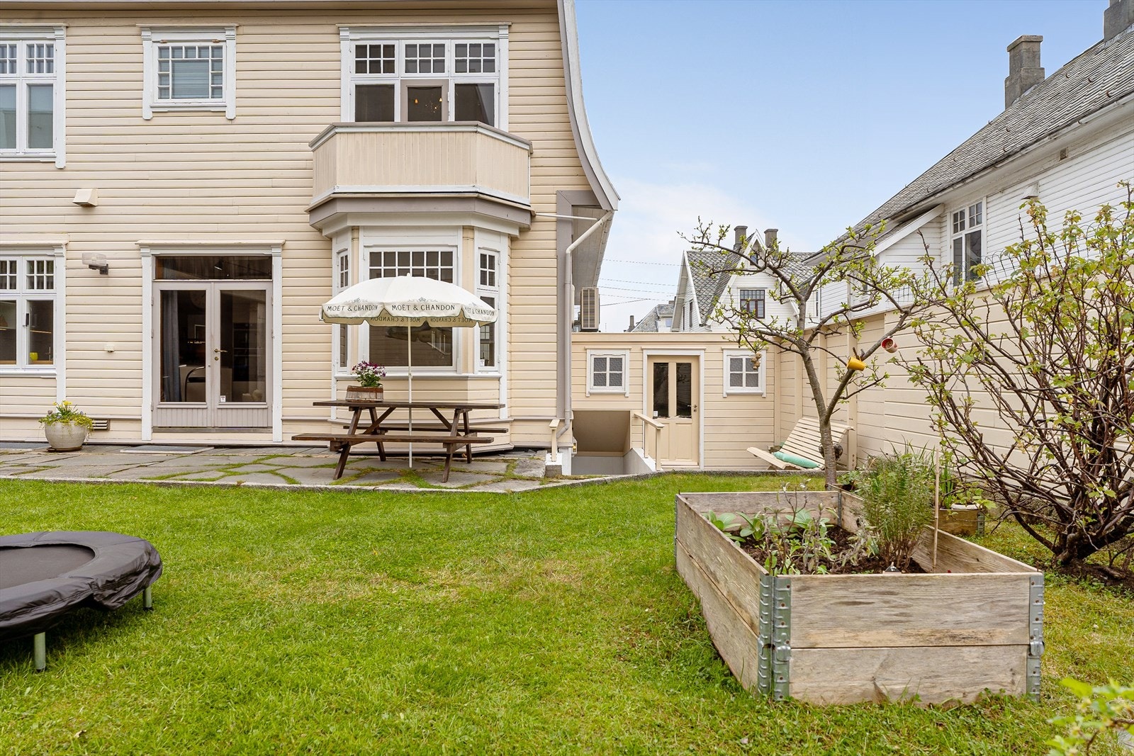 Eiendommen kan blant annet skilte med en nydelig, lun hage/uteplass. Galleribilde