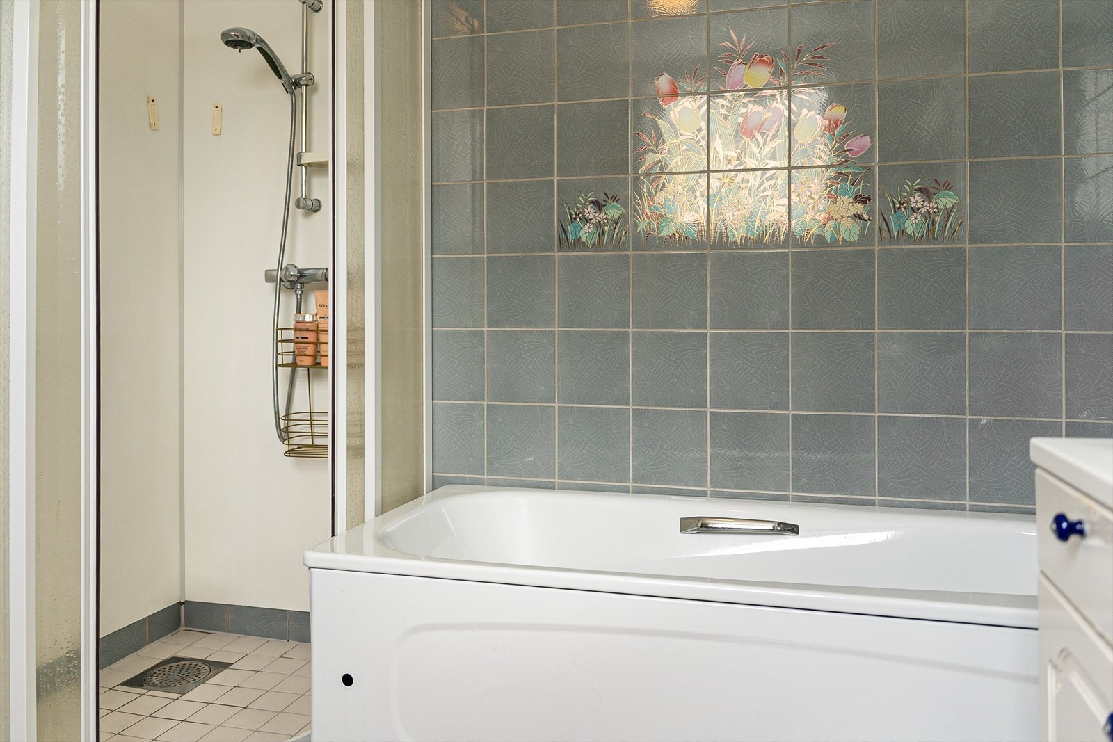 Badekar og dusjnisje. Galleribilde