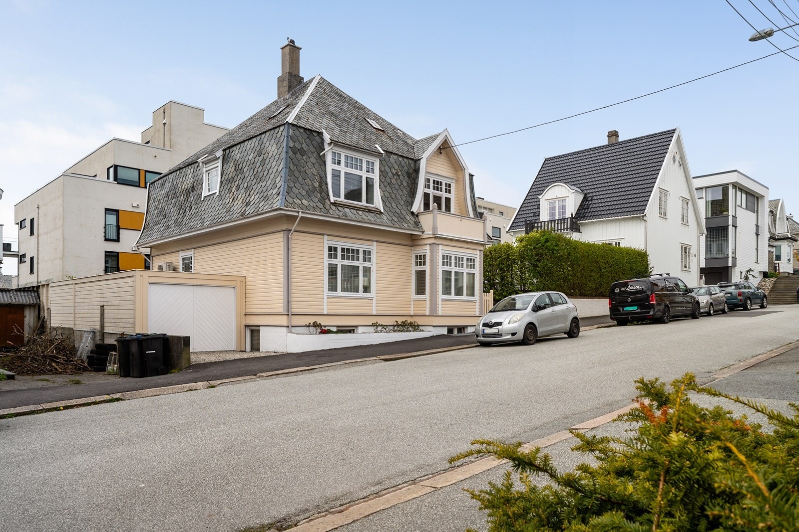 Villaen har en praktisk, familievennlig planløsning over tre romslige etasjer + loft. Galleribilde