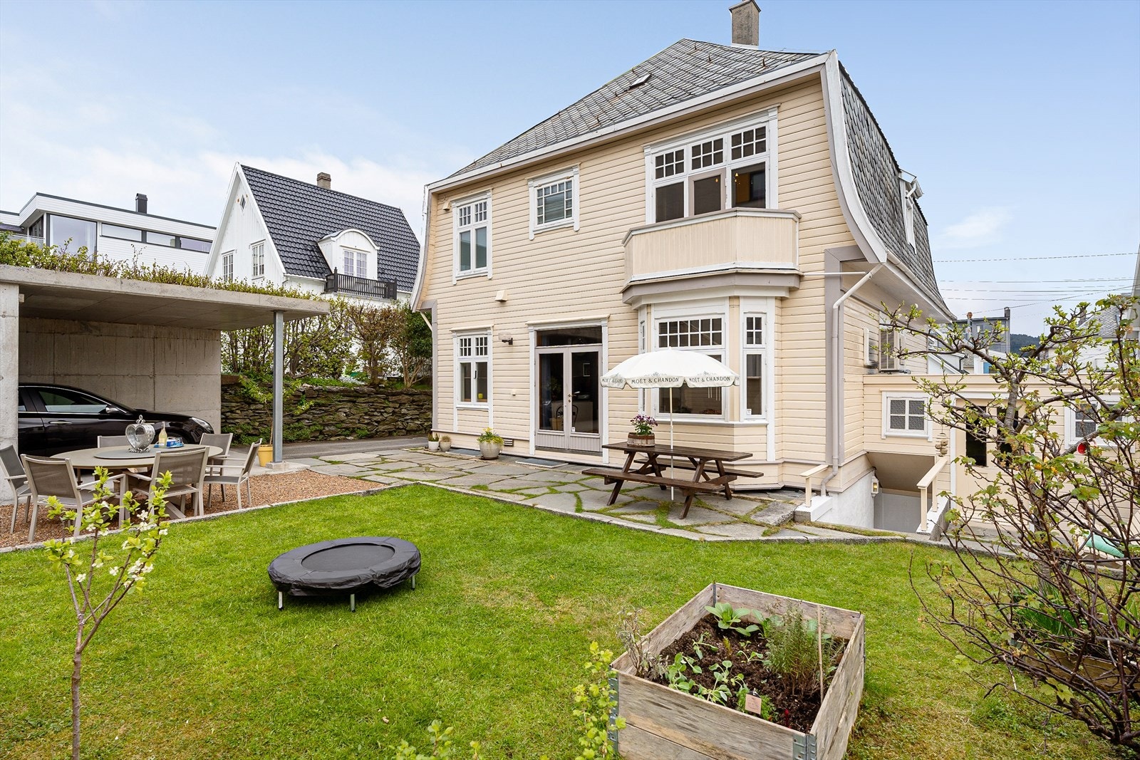 Velkommen til Breidablikgata 194 - En stor, ærverdig og velholdt villa med flott beliggenhet i Haugesund sentrum! Galleribilde