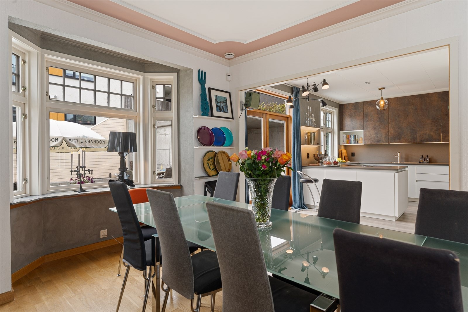 Kjøkkenet ligger i delvis åpen løsning mot stuen/spisestuen. Galleribilde