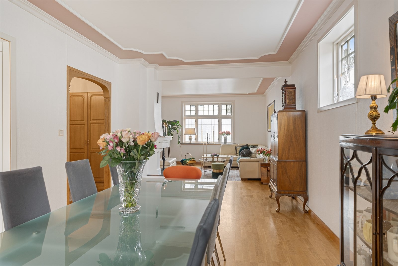 Her er god plass til sofa, spisegruppe og annet møblement. Galleribilde