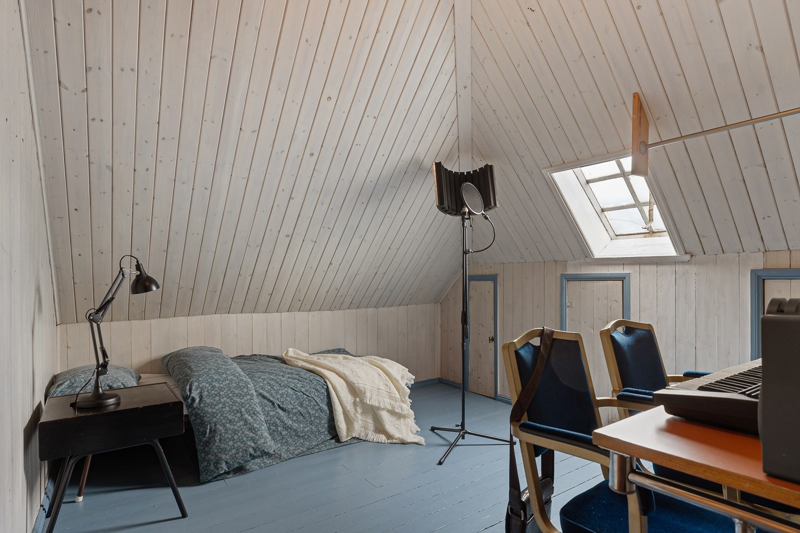 Boligen har rikelig med lagringsplass på loft og i kjeller. Galleribilde