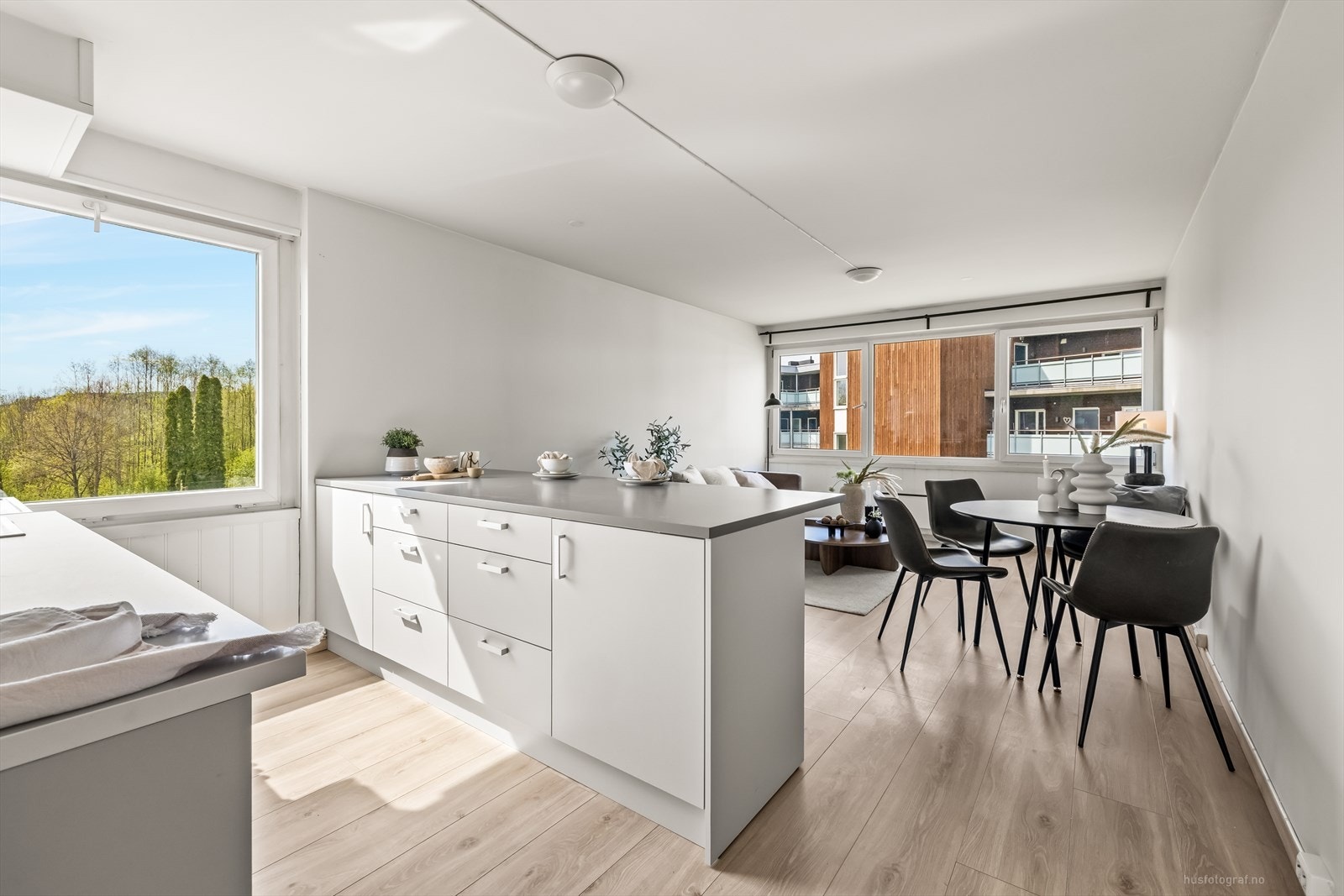 Praktisk kjøkkenøy med barløsning. Galleribilde