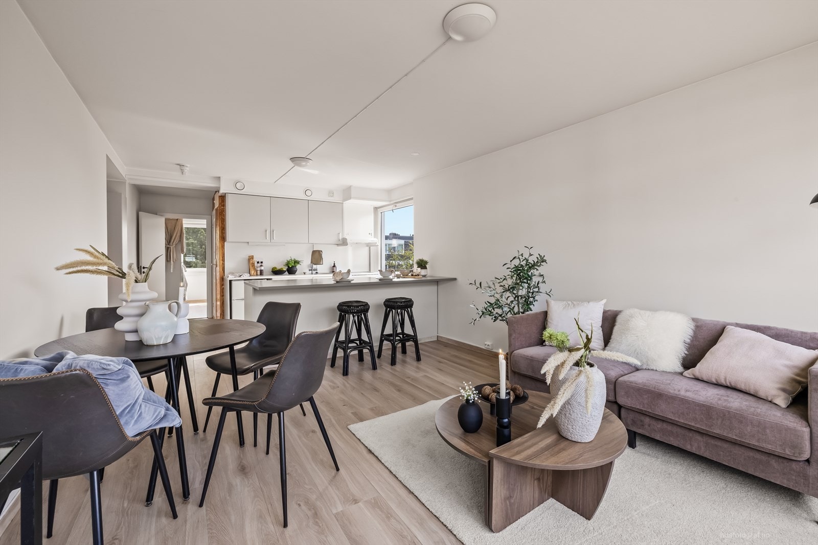 Romslig stue med god plass til møblering. Galleribilde