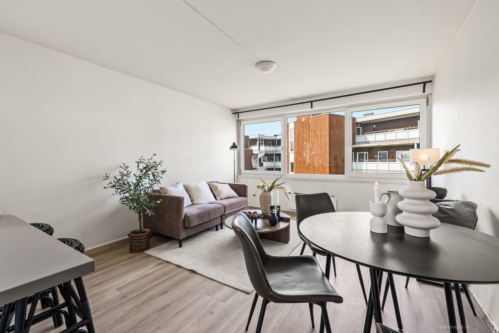 Store vindusflater som gir godt med naturlig lys. Galleribilde