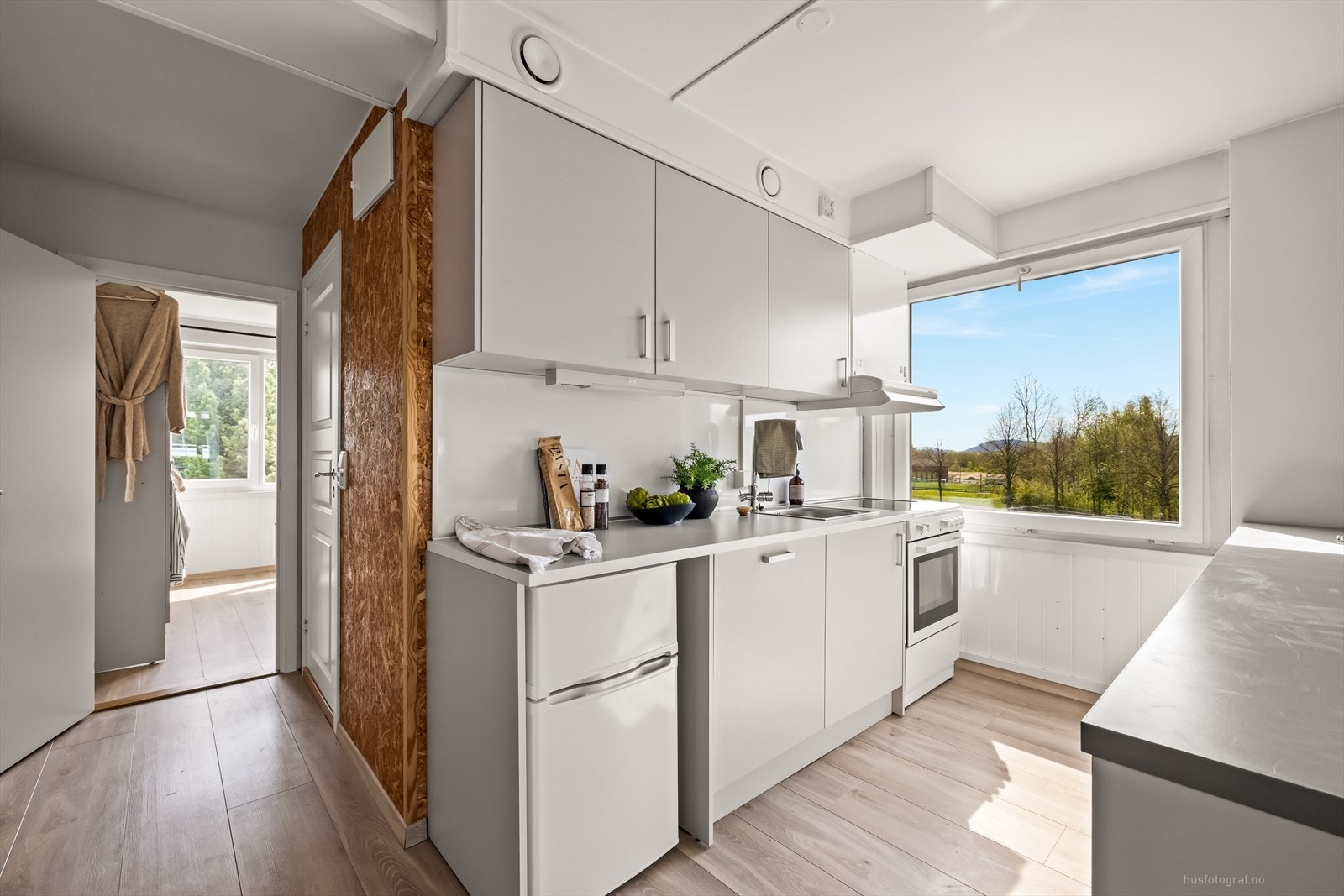 Godt med benke-, skuff- og skapplass på kjøkkenet. Galleribilde