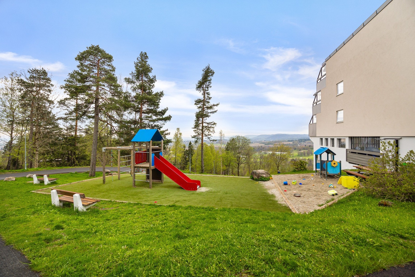 Koselig lekeplass på uteområdet. Galleribilde