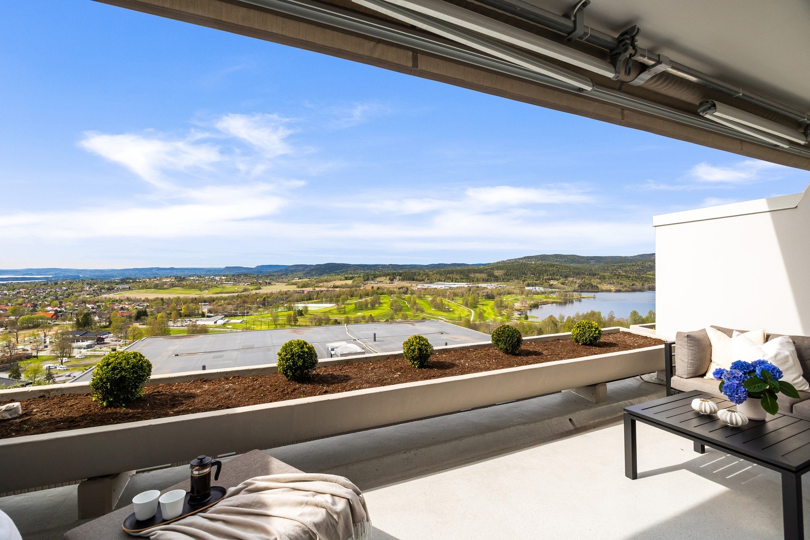 Nydelig utsikt mot Oslofjorden, over Bærumsmarka, Bogstadvannet og Sørkedalen. Galleribilde