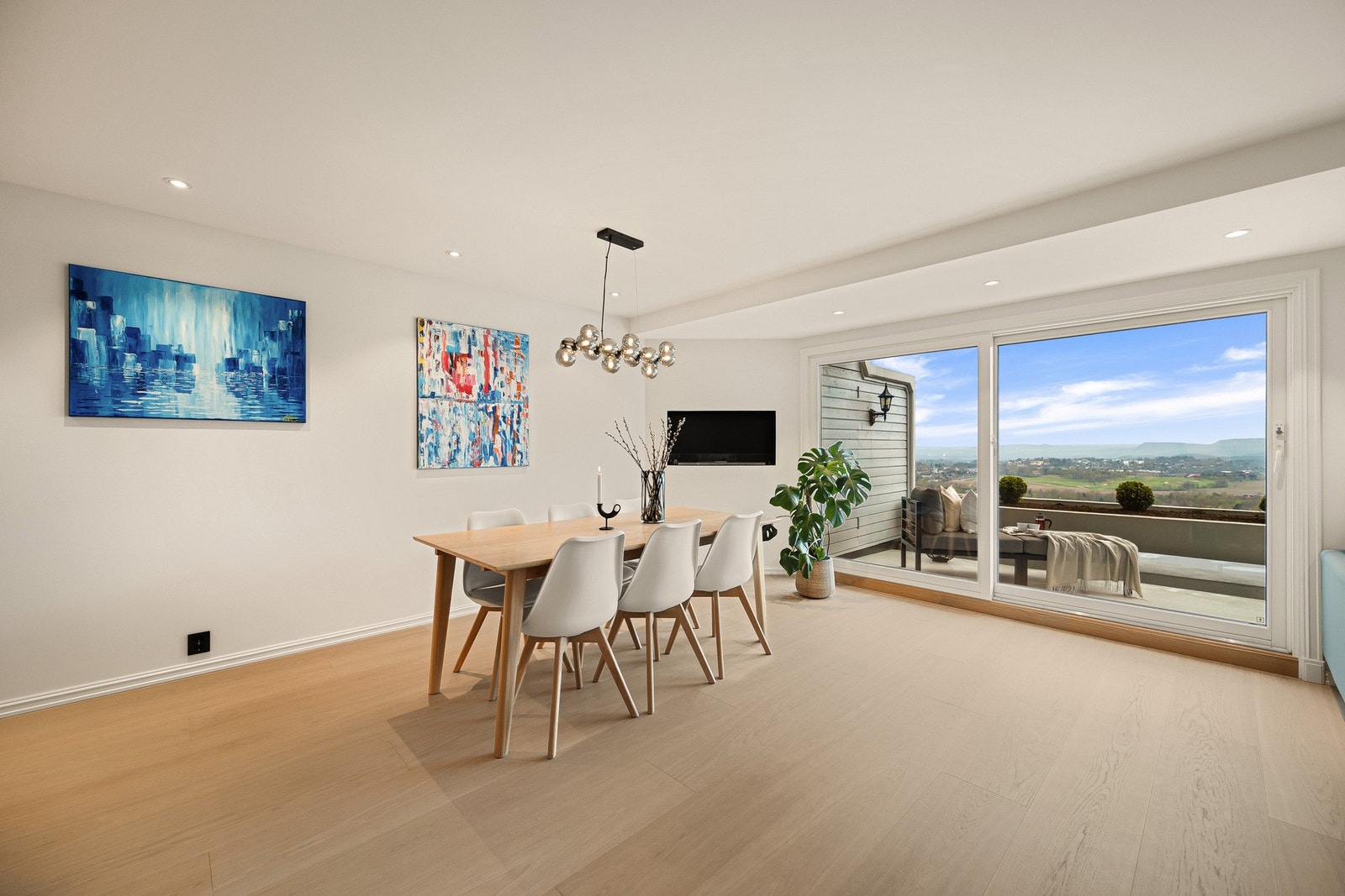 Store vindusflater og hev/senk dør, gjør at du ser den fantastiske utsikten fra du kommer inn i leiligheten. Galleribilde