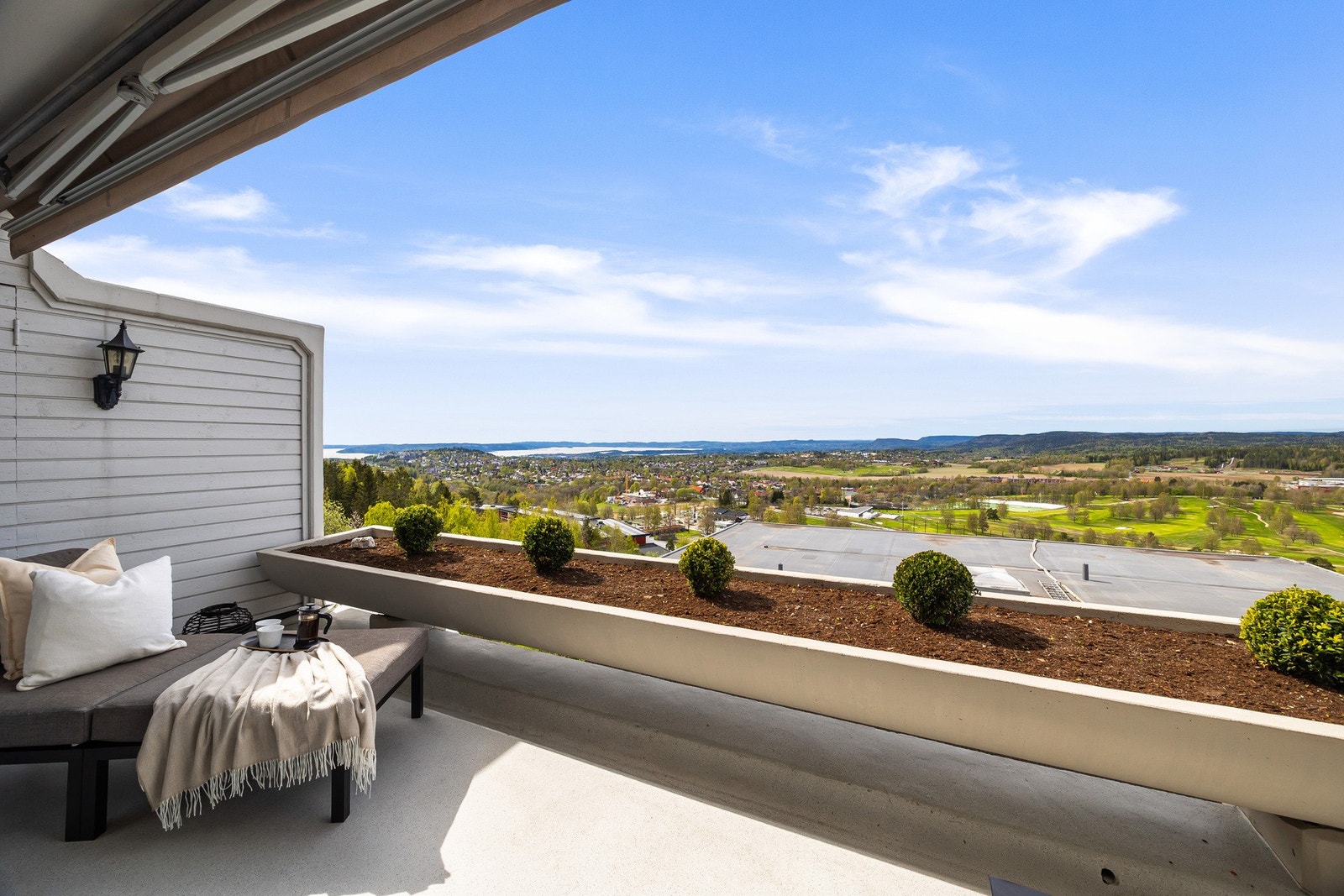 Leiligheten ligger i rolige, naturskjønne og vakre omgivelser på Holmenkollens solside. Galleribilde