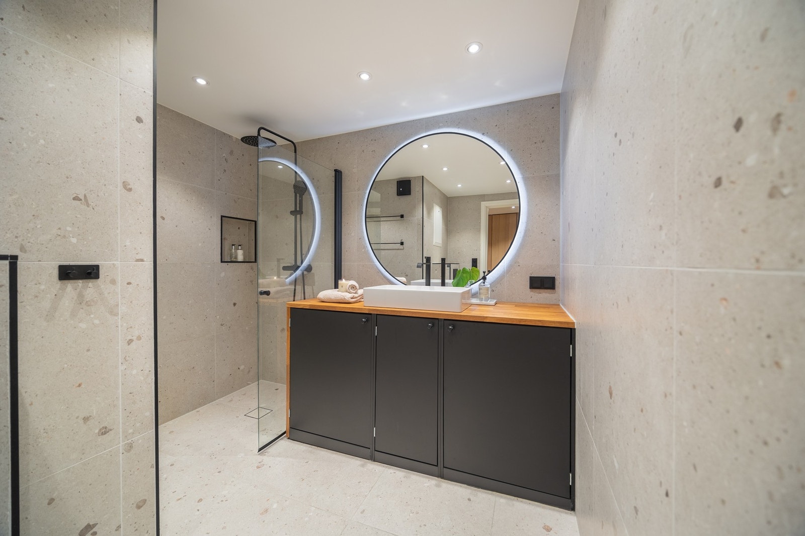 Delikat bad med snekkerbygget skapinnredning med eikeplate og armatur fra Tapwell. Galleribilde