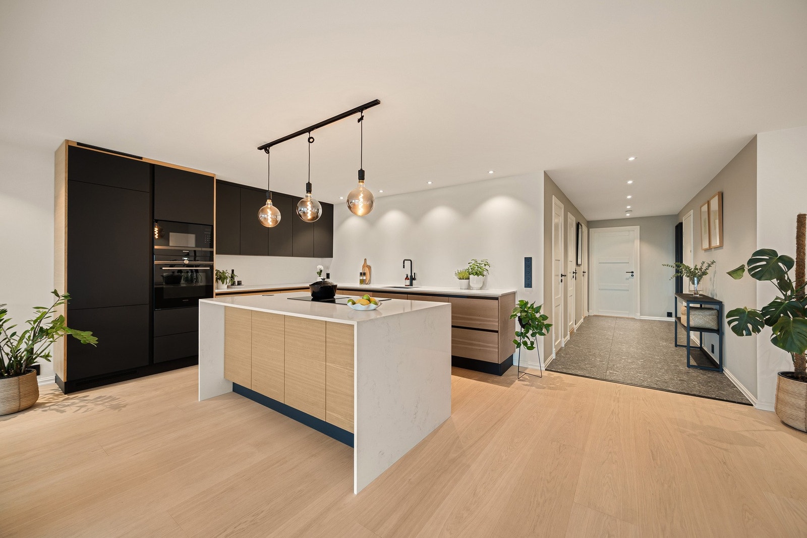 Høy standard i materialvalg og romslige oppholdsrom gir en bolig med gjennomført kvalitet. Galleribilde