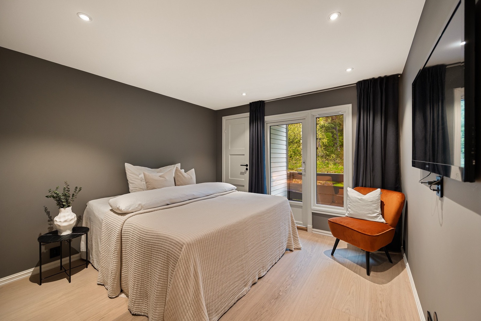 Hovedsoverom med god plass til dobbeltseng og annen ønsket innredning i tillegg til balkong. Galleribilde