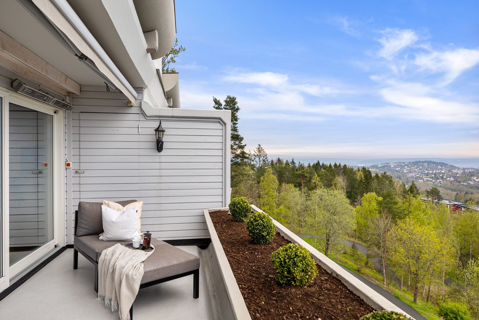 Det er sol på utsiktsterrassen fra ca kl 12-22.30 midtsommers. Galleribilde